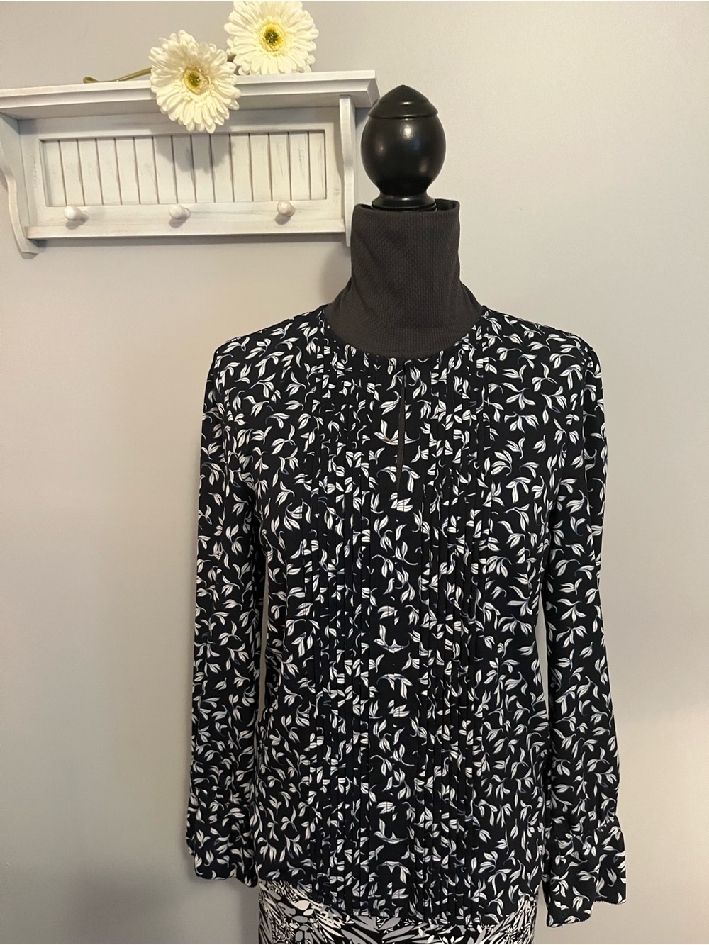 Ann Taylor Navy and White Leaf-Print front pintuck  Blouse EUC